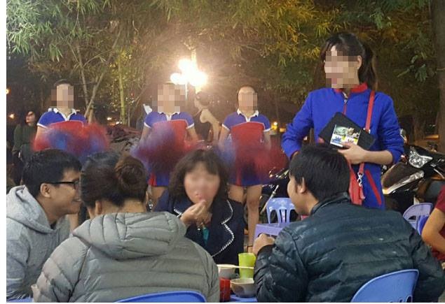 Đủ chiêu lách luật quảng cáo thuốc lá - 1
Sau màn nhảy múa tưng bừng của nhóm cô gái trẻ, nhân viên tiếp thị thuốc lá đến từng bàn mời mua thuốc. Ảnh: H.Hải