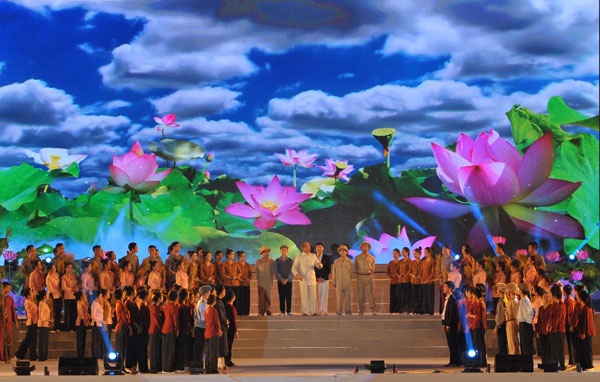Ấn tượng chương trình nghệ thuật “Vĩnh Phúc đi lên cùng đất nước” - 2 Ấn tượng nhất trong chương trình nghệ thuật là sự xuất hiện của NSƯT Tiến Hợi thể hiện hình tượng Bác Hồ.
