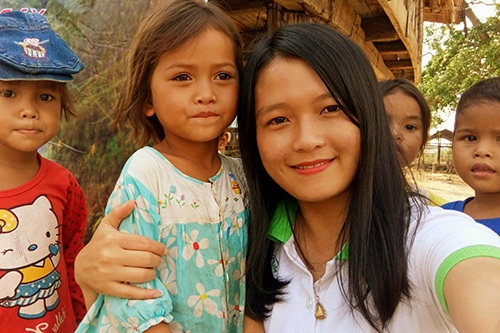 Thủ tướng truy tặng bằng khen nữ tình nguyện viên tử nạn - 1
Trên đường đi tặng quà và làm vệ sinh tại trường tiểu học và trường mầm non ở vùng rốn lũ tỉnh Quảng Bình, tình nguyện viên Đặng Thị Thu Hương (SN 1994, tại Quảng Ninh) không may bị xe tải cán tử vong.