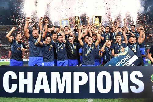 Đội tuyển Thái Lan nhận "mưa tiền thưởng" sau chức vô địch AFF Cup 2016 - 1
Thái Lan vô địch AFF Cup 2016 đầy thuyết phục
