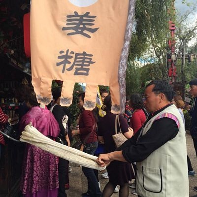“Xuyên không” về dĩ vãng với Lệ Giang - 14
Làm kẹo kéo trước cửa hàng trên phố cổ Lệ Giang
