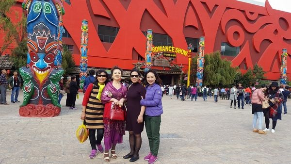 “Xuyên không” về dĩ vãng với Lệ Giang - 16 Trước cửa rạp hát nơi sắp trình diễn show “Tống thành: Lệ Giang thiên cổ tình”