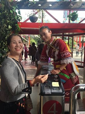“Xuyên không” về dĩ vãng với Lệ Giang - 17 Cô gái soát vé vào cửa rạp hát tươi cười chào đón du khách