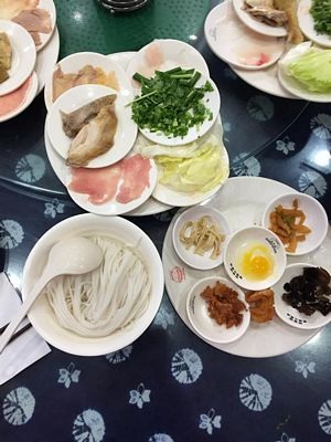 “Xuyên không” về dĩ vãng với Lệ Giang - 21 Các nguyên liệu được chuẩn bị cho món nhúng Bún Qua cầu.