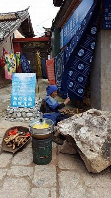 “Xuyên không” về dĩ vãng với Lệ Giang - 15
Người phụ nữ mặc trang phục Naxi truyền thống bán ngô luộc trong ngõ hẻm.