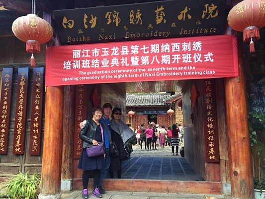 “Xuyên không” về dĩ vãng với Lệ Giang - 12 Tham quan cửa hàng tranh thêu truyền thống của người Naxi ở Lệ Giang