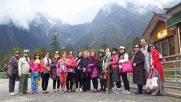 “Xuyên không” về dĩ vãng với Lệ Giang - 1 Nhóm du khách Việt Nam tham quan núi tuyết Ngọc Long ở Lệ Giang