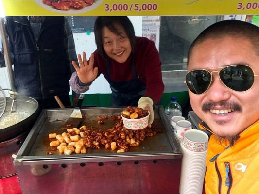 "Bản tình ca" mùa Thu Neajangsan - 10
Đồ ăn vặt ở Insadong, cái bát bé bé toàn bột này mà cũng 5kw = 100.000 VND cơ đấy. Trung bình món gì cũng từ 40.000-60.000 đồng trở lên.