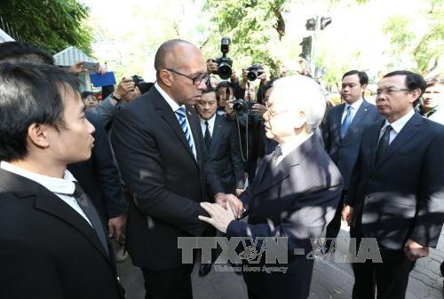 Lãnh đạo Đảng, Nhà nước, Chính phủ viếng Lãnh tụ Cuba Fidel Castro Ruz - 1
Tổng Bí thư Nguyễn Phú Trọng chia buồn với Đại sứ Cuba Herminio Lope Diaz. Ảnh: Trí Dũng /TTXVN