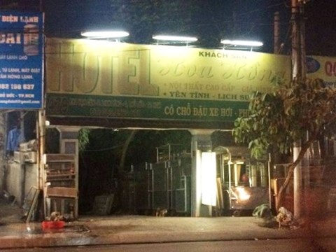 Khách thuê phòng tống tiền quản lý khách sạn - 1 Vị khách lưu trú dài ngày tại khách sạn Hoa Hồng rồi lộ diện uy hiếp, tống tiền quản lý khách sạn