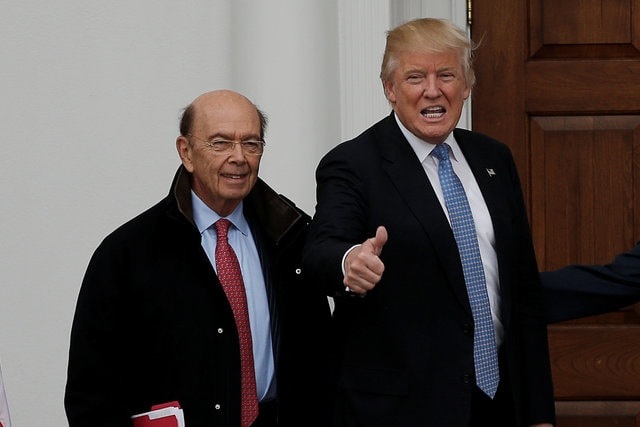 
Tổng thống đắc cử Mỹ Donald Trump (phải) và tỷ phú Wilbur Ross. (Ảnh: AFP)
