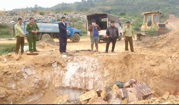 Lào Cai: Tiêu hủy hơn 2 tấn thịt đông lạnh không rõ nguồn gốc - 1 Các lực lượng chức năng tỉnh Lào Cai và thành phố Lào Cai tổ chức tiêu hủy hơn 1.500 kg nội tạng gia cầm và thịt động vật đông lạnh không rõ nguồn gốc bị thu giữ ngày 28/11/2016. Ảnh Báo Lào Cai