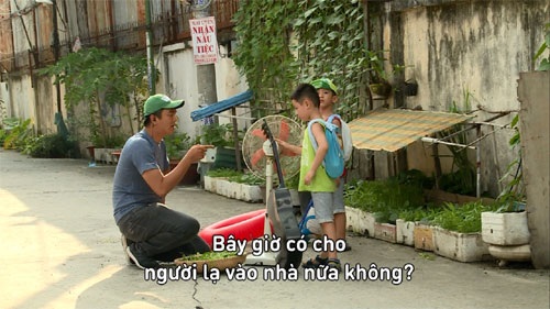 Cảnh giác về ứng xử khi trẻ em gặp người lạ mặt - 1