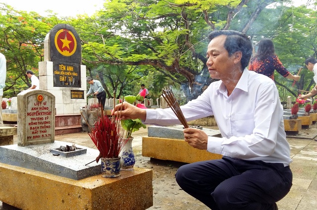 Tu bổ Nghĩa trang liệt sĩ Trường Sơn nhân kỷ niệm 70 năm Ngày Thương binh liệt sĩ - 2
Bộ trưởng Đào Ngọc Dung thắp hương tại mộ các liệt sĩ tại Nghĩa trang Trường Sơn.