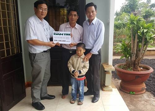 Hơn 100 triệu đồng giúp vợ chồng thầy giáo nghèo kịp thời mổ tim cho con trai 3 tháng tuổi - 1 Thầy Lê Văn Dương – Hiệu trưởng trường THCS Nguyễn Đình Chiểu đại diện báo Dân trí trao tặng số tiền 100.100.000 đồng đến thầy giáo Đông