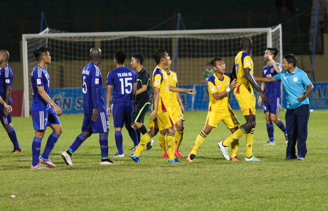 
Trọng tài Phùng Đình Dũng bị chuyển xuống giải hạng Nhất
