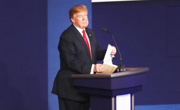 Bí ẩn mảnh giấy ông Trump xé nát ngay sau màn tranh luận cuối cùng - 1
Ông Trump tức giận xé nát mảnh giấy ở cuối buổi tranh luận. (Ảnh: Getty)