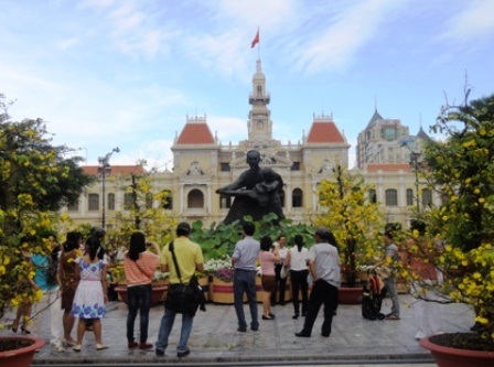 Vào UBND TPHCM phải đi qua cổng từ, máy soi - 1 Sắp tới, khách ra vào trụ sở UBND TPHCM sẽ bị kiểm soát an ninh gắt gao hơn