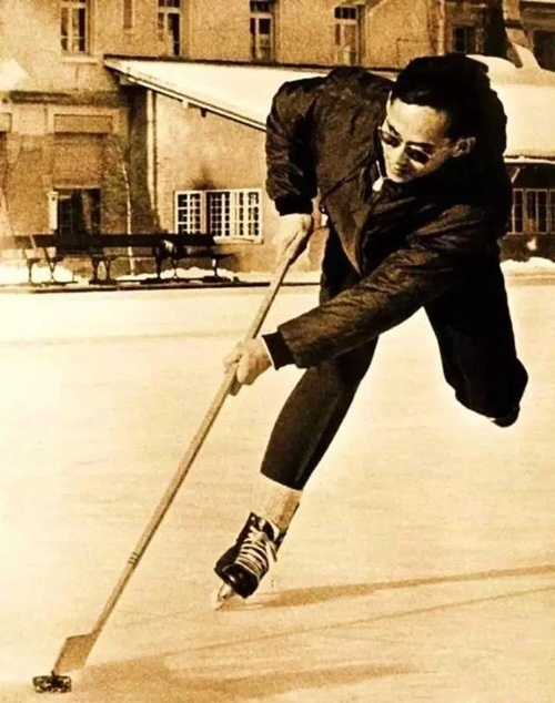 Những tài lẻ đáng ngưỡng mộ của Quốc vương Thái Lan - 8
Ông còn được biết đến là một người yêu thích một số môn thể thao, trong đó có khúc côn cầu. Trong ảnh, Quốc vương Thái Lan đang chơi khúc côn cầu khi ở Gstaad, Thụy Điển. (Ảnh: The Nation)