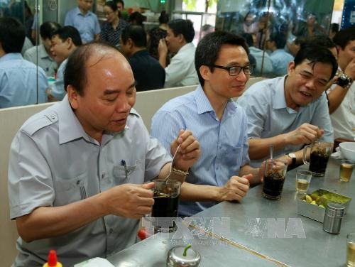 Phở bình dân, cà phê đá Sài Gòn “được lòng” Thủ tướng Nguyễn Xuân Phúc - 2
Thủ tướng Nguyễn Xuân Phúc và Phó Thủ tướng Vũ Đức Đam cùng các thành viên trong đoàn vi hành sáng 8/10, đã có bữa sáng bằng món phở và uống cả phê đá Sài Gòn (Ảnh: TTXVN)