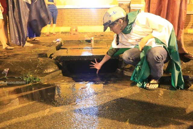 Tìm thấy thi thể bé trai bị nước cuốn xuống cống - 1
Vị trí cống bé Hiếu bị nước cuốn xuống dưới mất tích