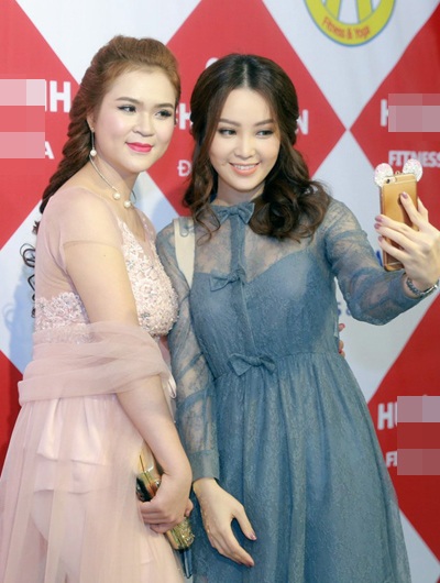 
Để giải tỏa căng thẳng, mệt mỏi sau ngày làm việc dài, á hậu thường thích ở nhà đọc sách, xem phim hoặc đi cafe, mua sắm cùng bạn bè. Cô quan niệm: Vẻ đẹp phải từ bên trong mà ra, tinh thần có thoải mái, thư thái thì mới đẹp được!.
