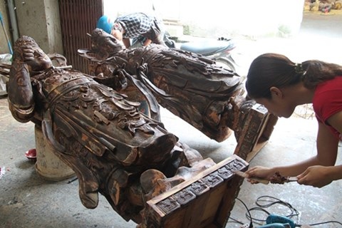 Làng của những đại gia cầm dùi đục - 3
Người Sơn Đồng rất kỳ công trong việc hoàn thiện tác phẩm