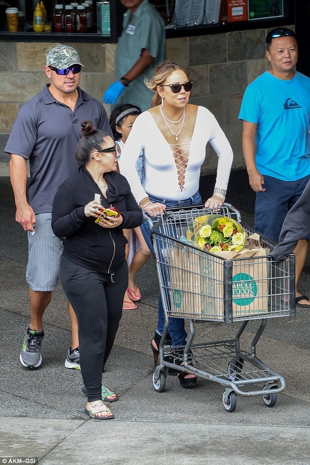 Mariah Carey tái xuất sau tin đồn chỉnh ảnh quá đà - 2
Diva xinh đẹp vốn nổi tiếng cư xử chảnh chọe gây bất ngờ với hình ảnh đẩy xe hàng đi mua sắm tại siêu thị
