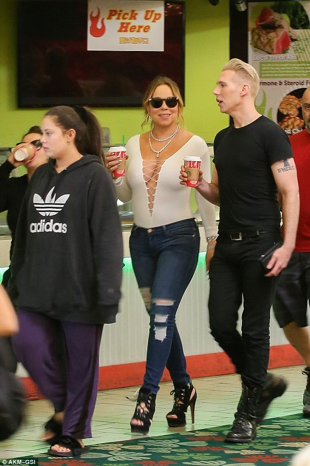 Mariah Carey tái xuất sau tin đồn chỉnh ảnh quá đà - 3
Dù là buổi mua sắm nhưng Mimi vẫn ăn mặc chỉn chu, lênh khênh trên đôi giày cao gót