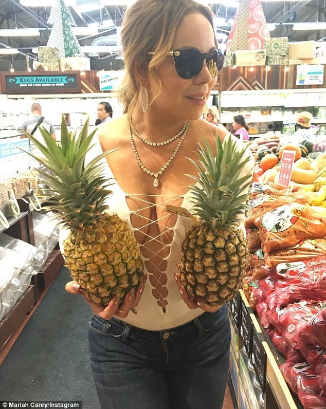 Mariah Carey tái xuất sau tin đồn chỉnh ảnh quá đà - 5
Hình ảnh ca sỹ 47 tuổi đi mua đồ tại siêu thị cũng khiến nhiều người rất ngạc nhiên vì không nghĩ rằng cô lại bình dị đến thế