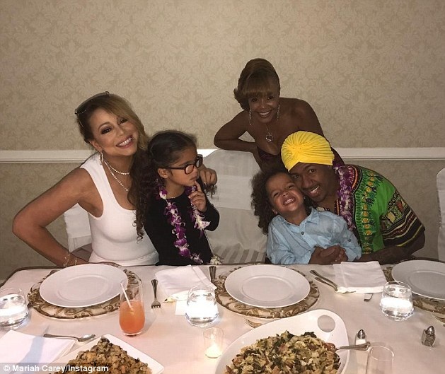 Mariah Carey tái xuất sau tin đồn chỉnh ảnh quá đà - 6
Mariah bên bàn tiệc cùng 2 con sinh đôi và chồng cũ Nick Cannon - người chuẩn bị lên chức cha với bạn gái mà anh cũng đã chia tay.