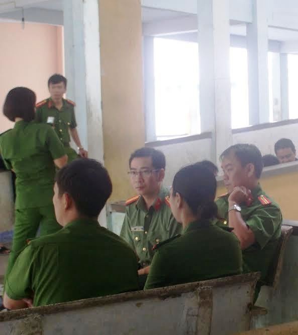 Truy nã nghi phạm bắn trọng thương cảnh sát hình sự - 1 CA Kon Tum mong ngóng sức khỏe chiến sĩ Giáp tại bệnh viện. Ảnh CA Kon Tum cung cấp.