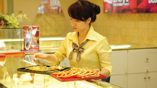 Vàng SJC ngày càng đắt so với giá thế giới - 1
Vàng SJC ngày càng đắt so với giá thế giới