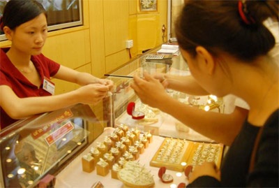 Vàng SJC giảm mạnh, đắt hơn giá thế giới 5 triệu đồng/lượng - 1
Vàng SJC giảm mạnh, đắt hơn giá thế giới 5 triệu đồng/lượng