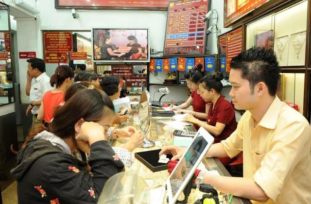 
Phiên giao dịch sáng nay 27/10, giá vàng SJC giảm gần 100.000 đồng/lượng trong bối cảnh giao dịch ảm đạm và giá vàng thế giới đi xuống.
