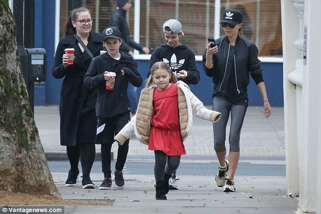 Victoria Beckham cười tươi khi cùng con ra phố - 2
Sinh sống tại Mỹ nhưng dịp Giáng sinh, Vic luôn đưa các con về Anh nghỉ lễ cùng ông bà nội ngoại