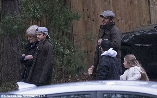 Gia đình Beckham hạnh phúc đón giáng sinh bên nhau - 2
Dù sống tại Mỹ nhưng Vic - Beck thường thích về Anh nghỉ lễ để được gần gũi gia đình, bạn bè thân thiết