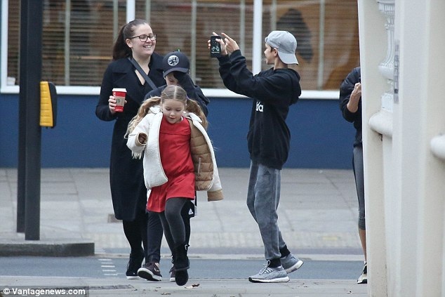 Victoria Beckham cười tươi khi cùng con ra phố - 3
Các nhóc tỳ nhà Beckham rất ngoan ngoãn, yêu thương gia đình và hòa thuận với nhau