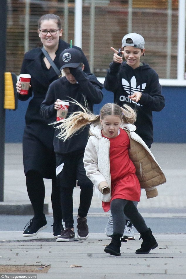 Victoria Beckham cười tươi khi cùng con ra phố - 4
Victoria từng tama sự, cô hạnh phúc khi thấy các con sống giản dị, thực tế, không ảo tưởng vì có bố mẹ nổi tiếng