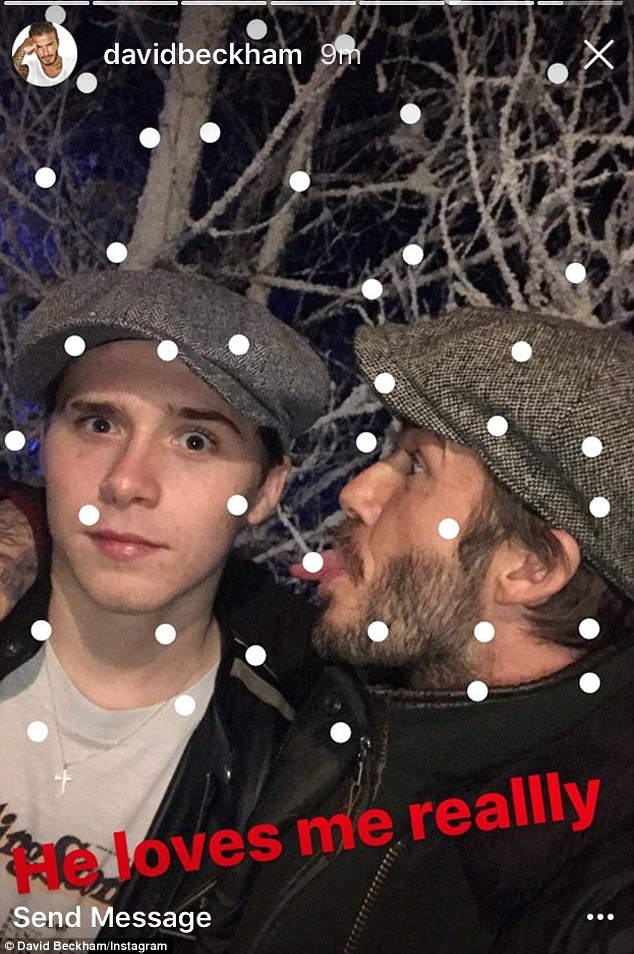 Gia đình Beckham hạnh phúc đón giáng sinh bên nhau - 4
David hài hước bên con trai cả Brooklyn - Brooklyn giờ đã cao hơn bố
