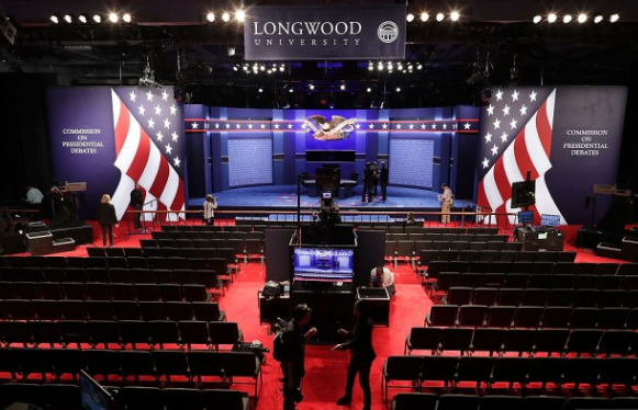 "Phó tướng" của Clinton ví ông Trump như "gã khùng" - 18
Cuộc tranh luận diễn ra tại đại học Longwood ở Virginia. (Ảnh: Getty)
