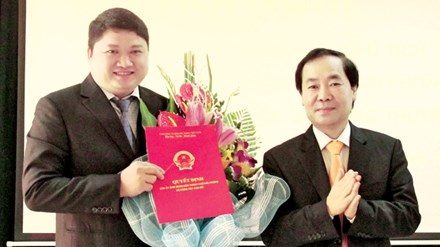 Kinh tế Việt Nam năm 2016 và dấu ấn của Chính phủ kiến tạo - 3
Ông Vũ Đình Duy (bên trái, cầm quyết định) tại lễ công bố quyết định bổ nhiệm - hiện đã bỏ trốn ra nước ngoài.