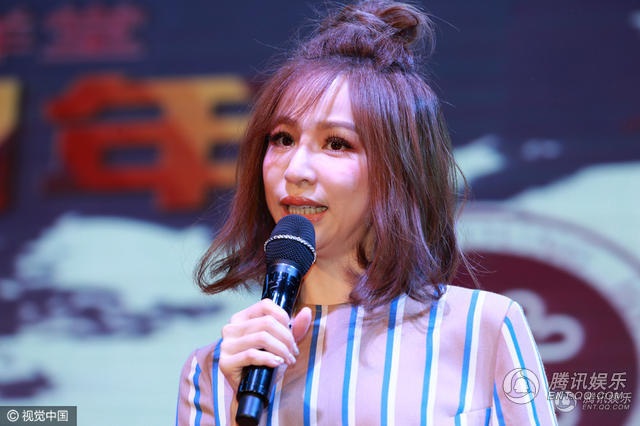 Lạm dụng "dao kéo thẩm mỹ", Vương Tâm Lăng trở thành người khác - 13
Diện mạo ngày càng khác lạ của nữ ca sĩ 34 tuổi trở thành tâm điểm của truyền thông xứ Đài trong ngày 28 và 291/12.