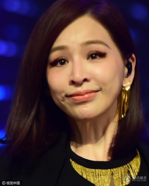 Lạm dụng "dao kéo thẩm mỹ", Vương Tâm Lăng trở thành người khác - 7
Có ý kiến cho rằng, lạm dụng dao kéo thẩm mỹ quá đà khiến nét tự nhiên trên gương mặt Vương Tâm Lăng không còn nữa. Có khán giả còn nhận xét cô đã trở thành một người hoàn toàn khác.
