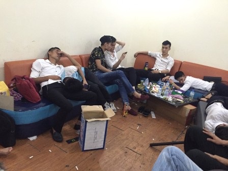 Triệt phá tụ điểm “bay lắc”, hốt gọn hàng chục dân chơi - 5
Nhiều đối tượng đã ngủ vật ra tại quán ngay sau khi bị kiểm tra