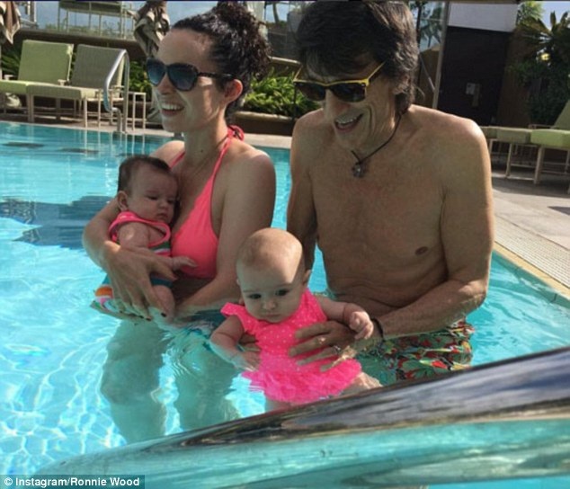 Rocker 69 tuổi khoe 2 con mới sinh - 1
Rocker Ronnie Wood hạnh phúc bên người vợ kém 31 tuổi Sally Humphreys và hai con gái sinh đôi. Đây là hình ảnh hiếm hoi mà ca sỹ lừng danh chia sẻ với người hâm mộ trên trang cá nhân