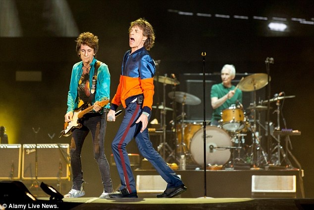 Rocker 69 tuổi khoe 2 con mới sinh - 2
Ở tuổi 69, rocker của nhóm The Rolling Stones vẫn liên tục với các chuyến lưu diễn. Ông kết hôn lần thứ 3 vào tháng 10/2012 khi hẹn hò với bạn gái trẻ chừng 6 tháng