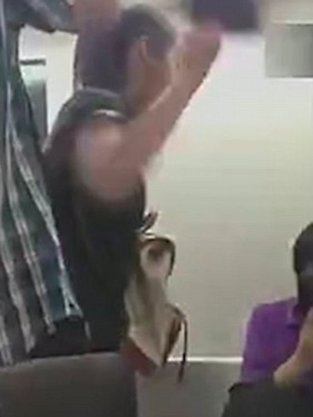 Bị đánh vì sàm sỡ phụ nữ nơi công cộng - 2