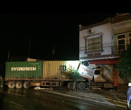 Nhà 2 tầng có nguy cơ sập sau khi xe container "chui" vào tầng 1 - 1
Chiếc xe container lao thẳng vào nhà dân sau khi leo qua dải phân cách.