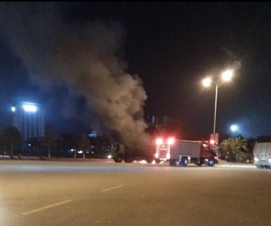 Hiện trường chiếc xe tải chở quặng bị nổ 4 lốp và tự bốc cháy tối ngày 31/10 tại khu vực gần ngã tư đại lộ Trần Hưng Đạo - đường 1/5 (thành phố Lào Cai).